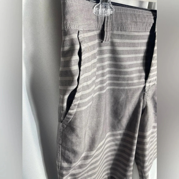Hang Ten Gray Striped Board Shorts Size 36 Modern Fit Hybrid Swimwear - Picture 2 of 6